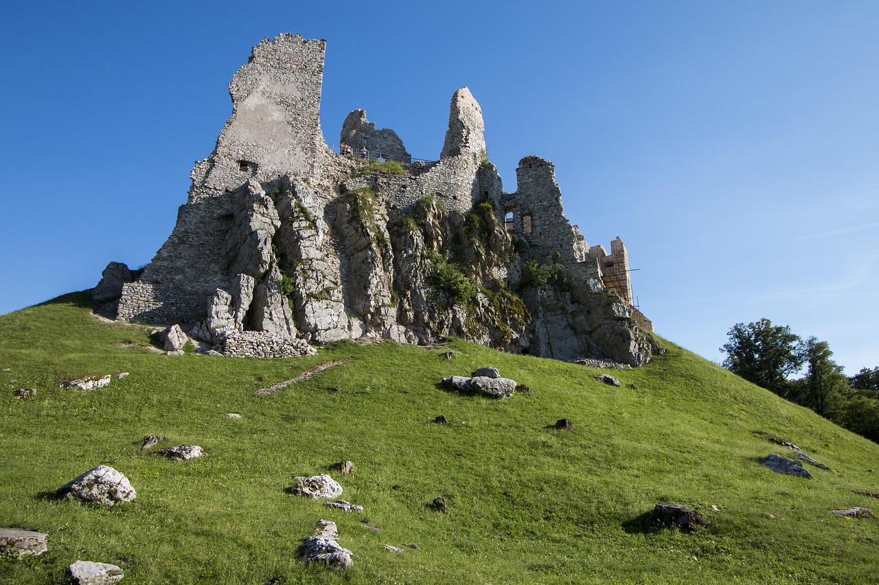 Ruine ancienne dans les montagnes du Queyras, vestige du patrimoine alpin.