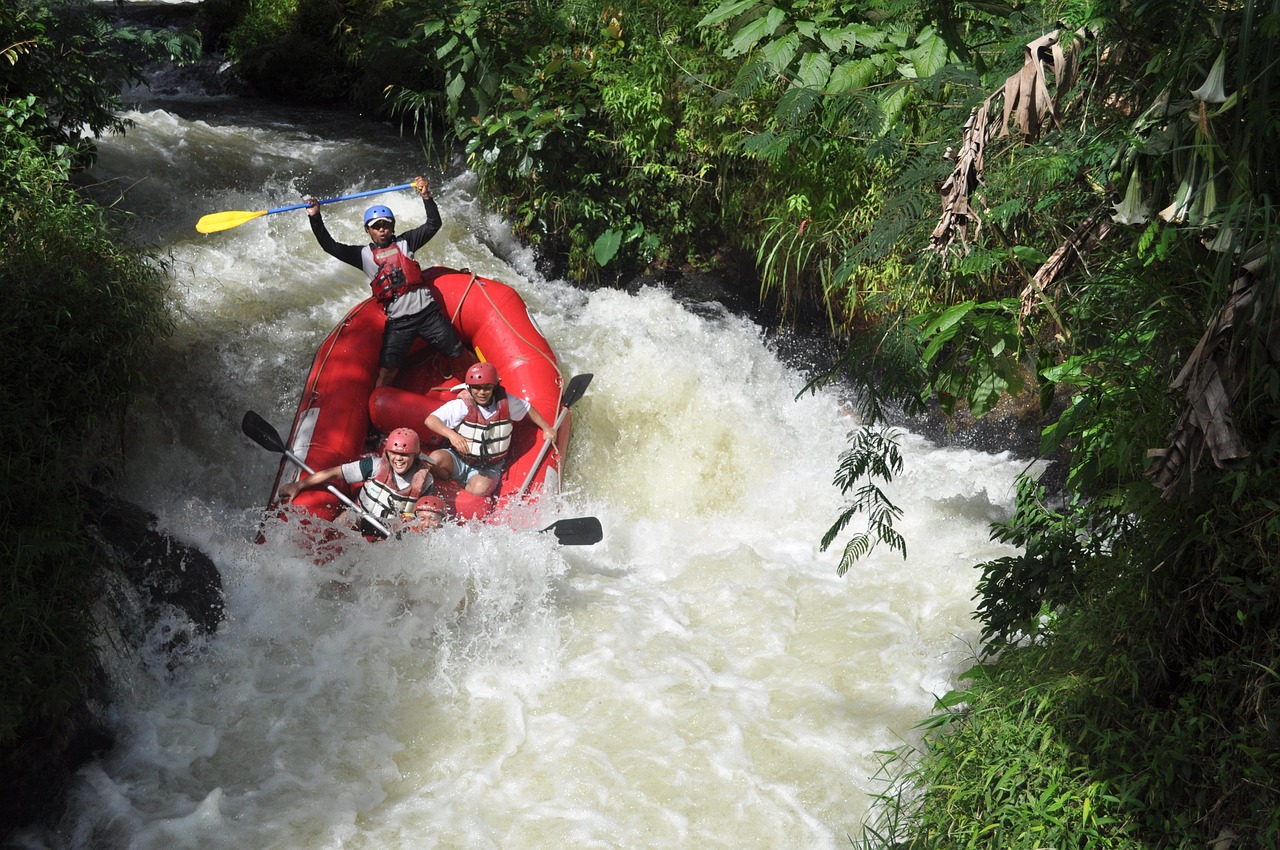 Groupe de sportifs pratiquant le rafting sur une rivière de montagne dans le Queyras.