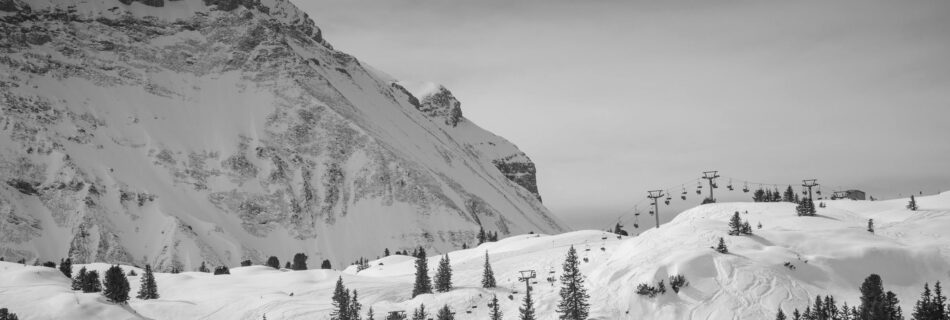 Paysage enneig&eacute; du Queyras avec remont&eacute;es m&eacute;caniques en hiver 2026