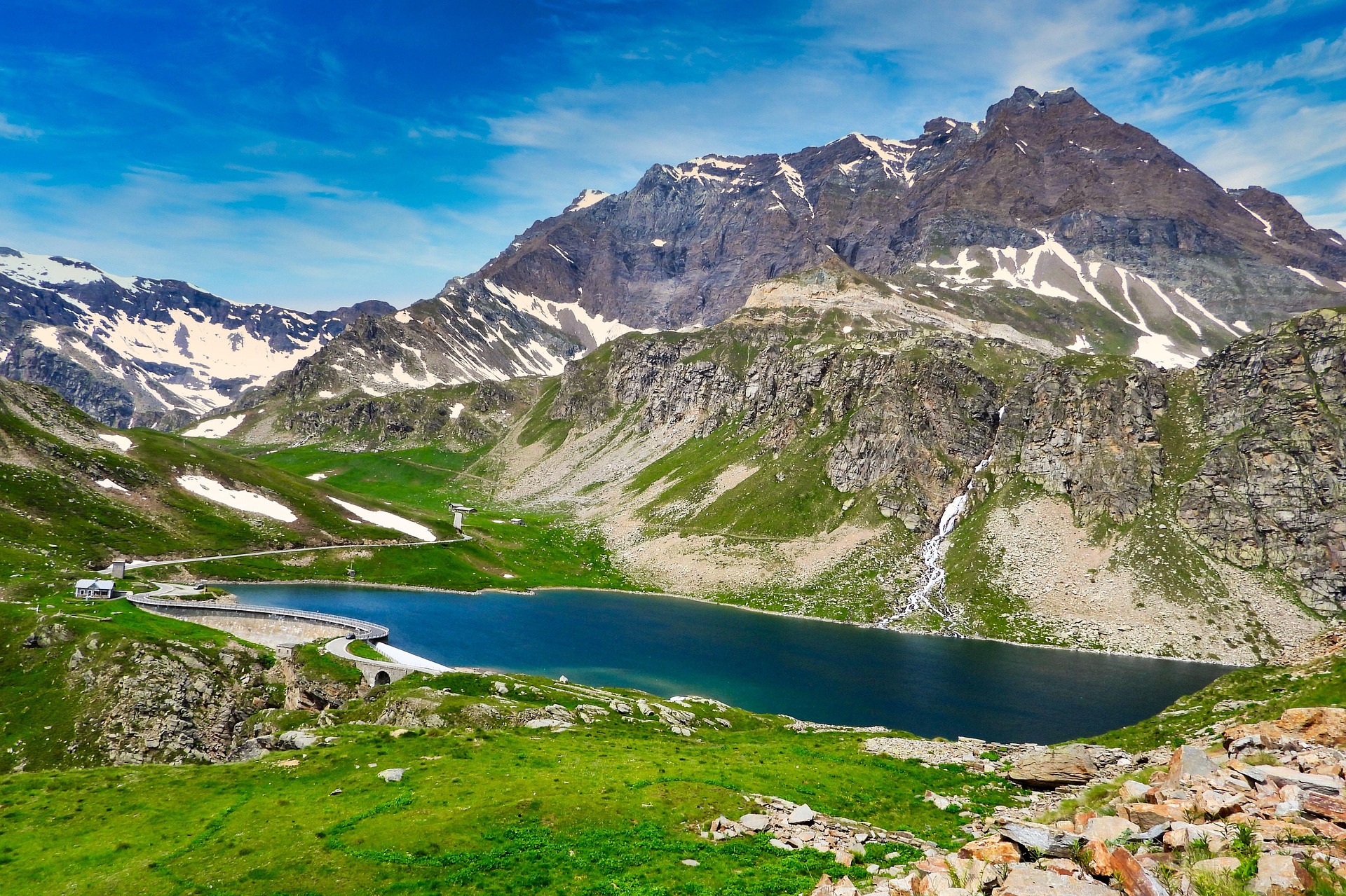Montagnes rocheuses avec lac d&rsquo;altitude en &eacute;t&eacute;
