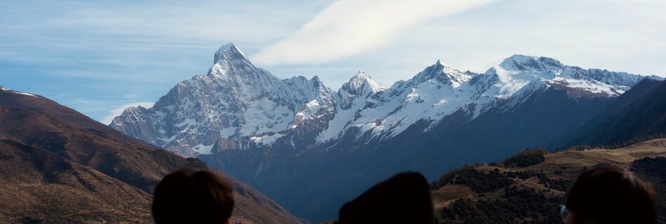 Panorama sur sommets enneig&eacute;s avec vue sur la vall&eacute;e