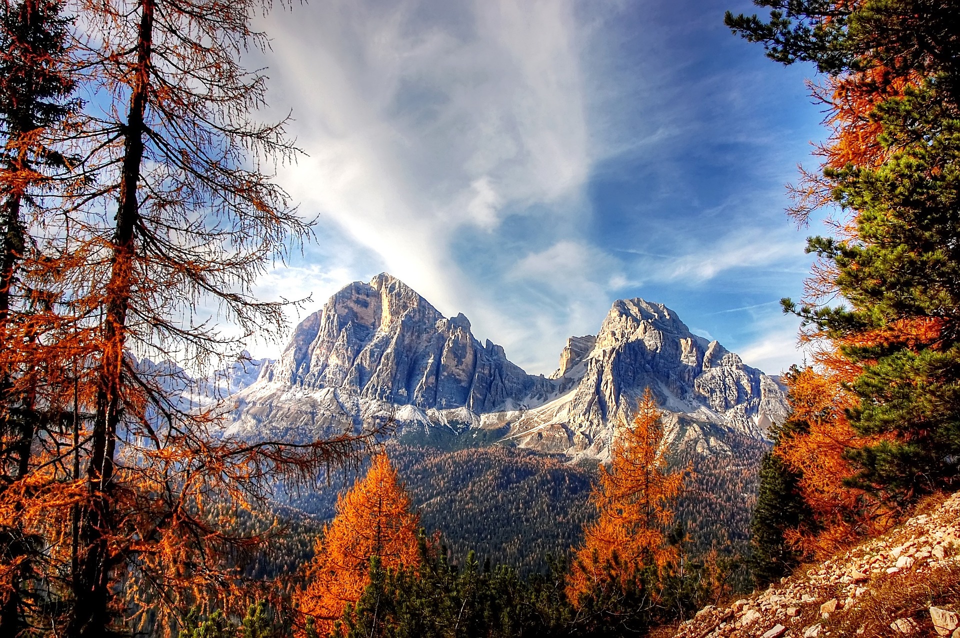 Montagnes alpines avec m&eacute;l&egrave;zes orang&eacute;s en automne dans les Hautes-Alpes