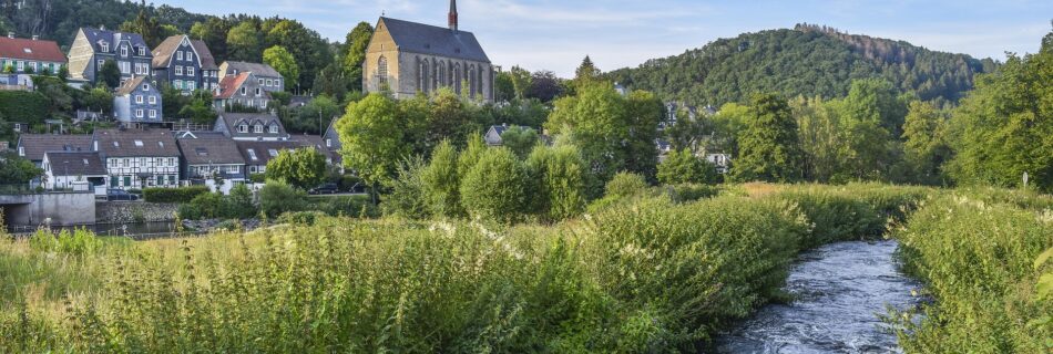 village de montagne avec rivi&egrave;re et &eacute;glise dans un cadre naturel