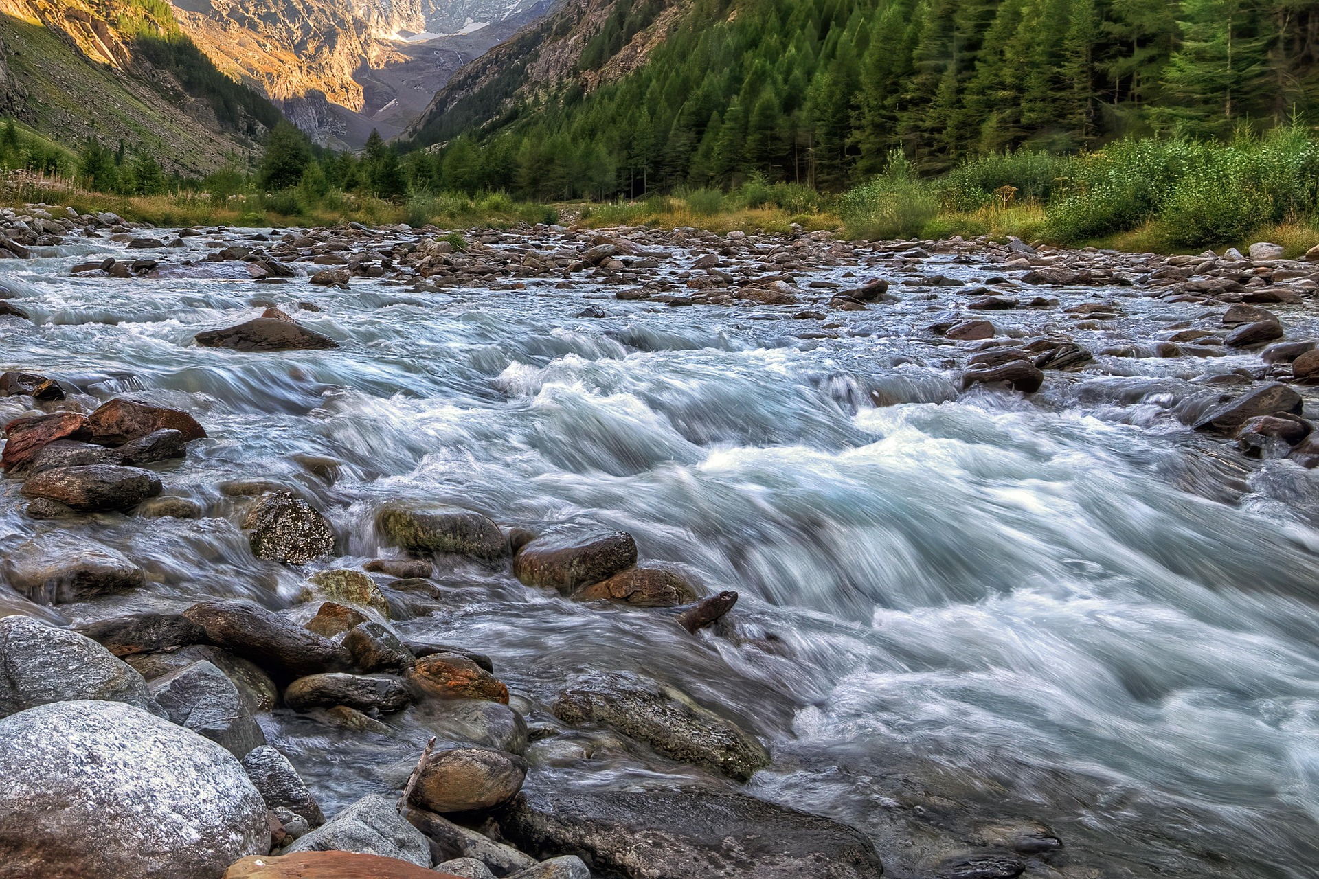 rivi&egrave;re alpine queyras vall&eacute;e paysage eaux vives hautes alpes