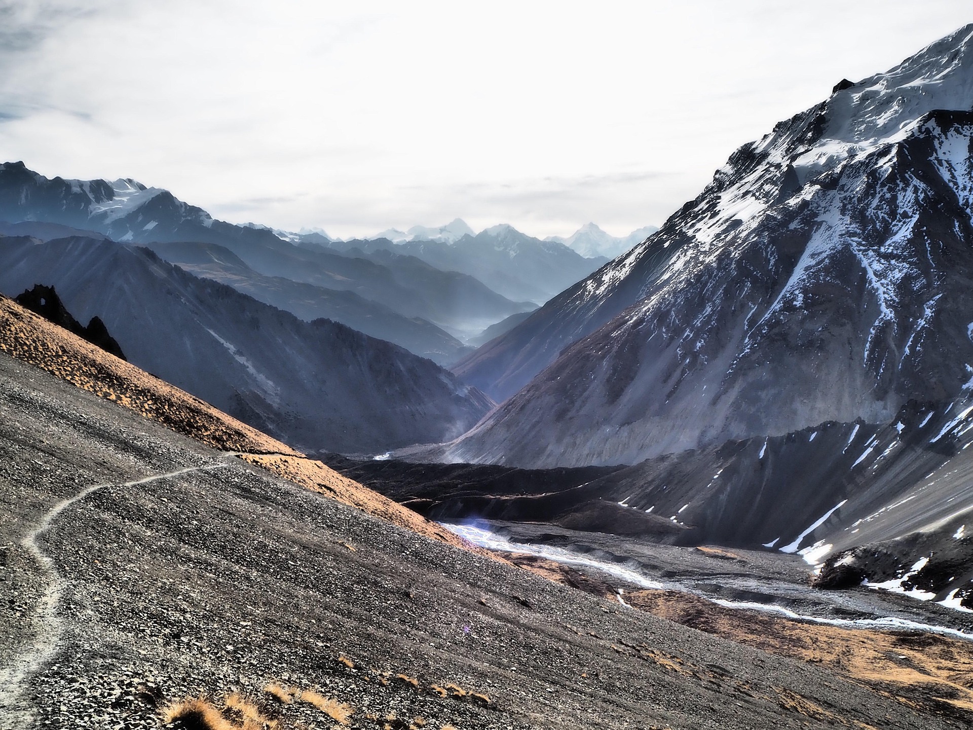 Sentier de randonn&eacute;e du Tour du Viso avec vue panoramique sur les montagnes enneig&eacute;es du Queyras
