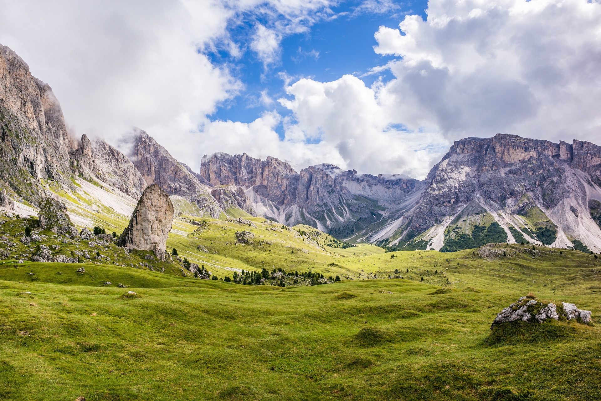 Paysage d&rsquo;alpages et montagnes rocheuses pendant le Tour du Viso