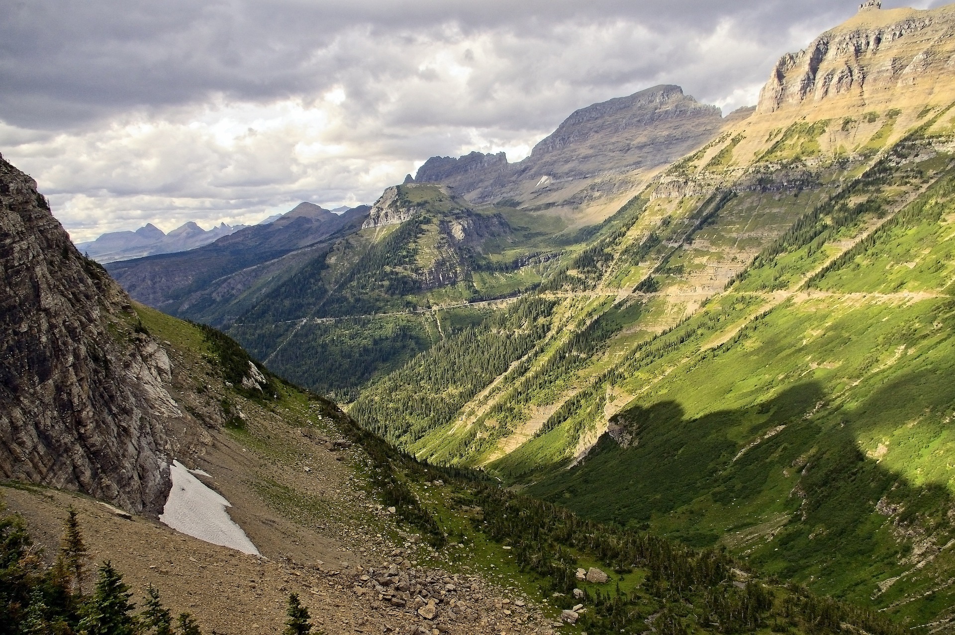 Panorama sur les montagnes et vall&eacute;es du Tour du Queyras lors d'une randonn&eacute;e en altitude