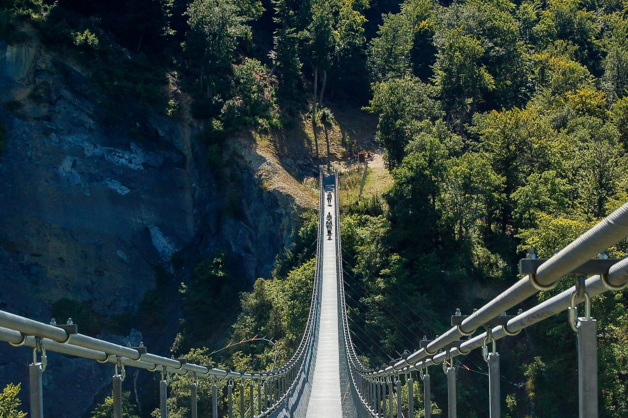 Passerelle suspendue au-dessus d'une gorge sur les sentiers longeant les torrents du Queyras