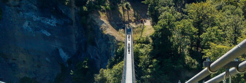 Passerelle suspendue au-dessus d'une gorge sur les sentiers longeant les torrents du Queyras