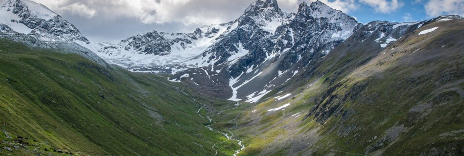 Paysage de montagne dans les Hautes-Alpes avec vall&eacute;e alpine et sommets enneig&eacute;s pr&egrave;s du Queyras.