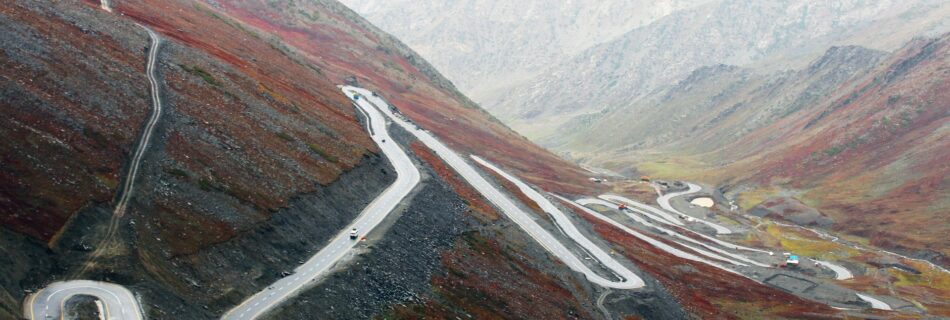 Route en lacets du Col d'Izoard dans les Hautes-Alpes au c&oelig;ur des paysages montagneux du Queyras.