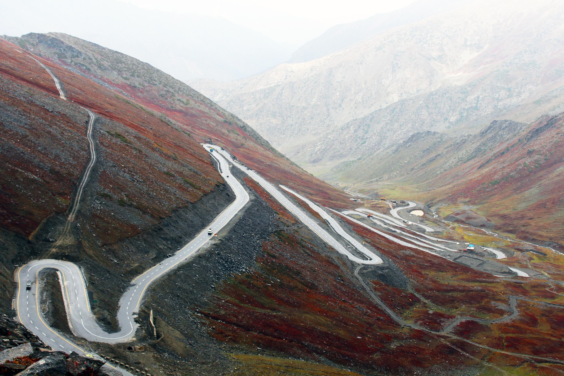 Route en lacets du Col d'Izoard dans les Hautes-Alpes au c&oelig;ur des paysages montagneux du Queyras.